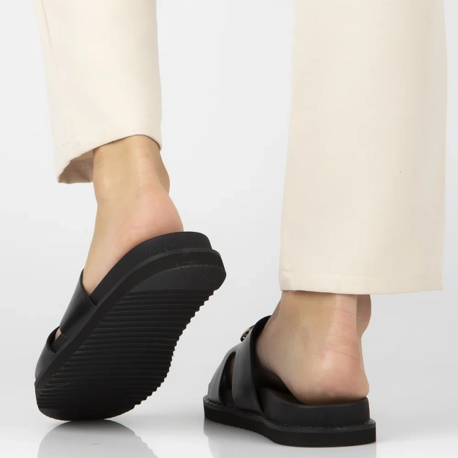 Černé kožené pantofle Filippo DK7050/26 BK