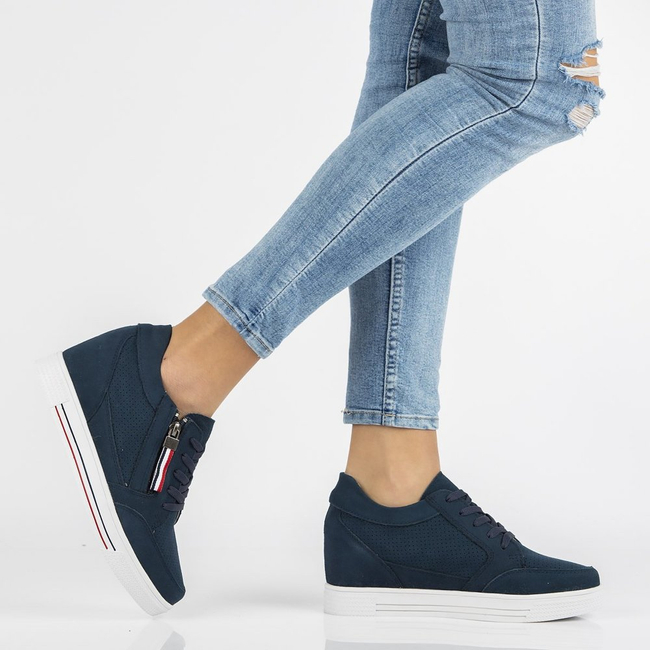 Tmavě modré kožené sneakersy na klínku Filippo DP2350/21 NV