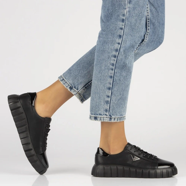 Černé kožené sneakersy Filippo DP4138/25 BK